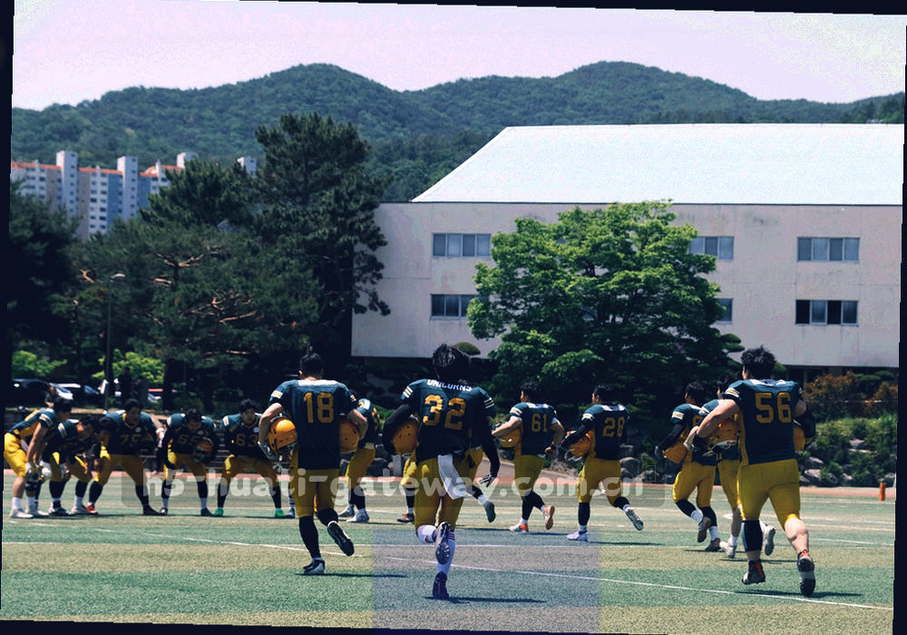 三个几何色块相互咬合并留出柔和空隙，靛紫与深蓝绿配色